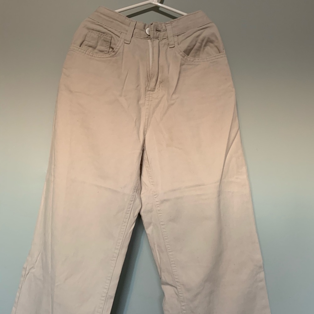 white pants, baggy fit